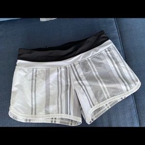 Lululemon Groovy Run Shorts size 6